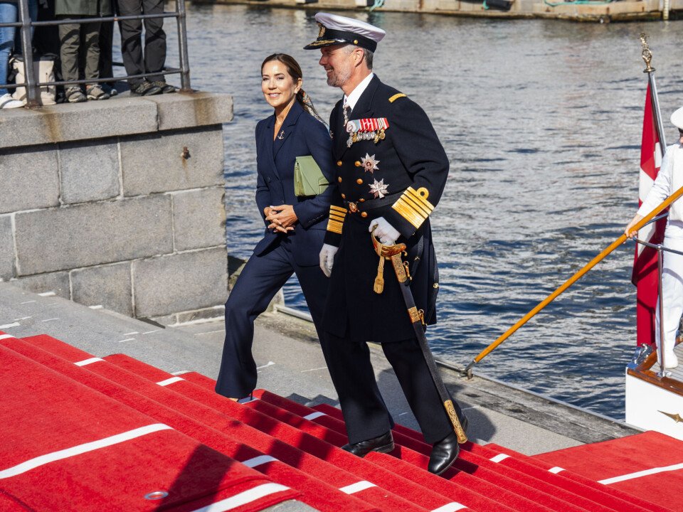 Dronningen var først iført sit marineblå sæt fra det britiske mærke The Fold. Til middagen bar hun en kjole med blomsterprint fra den canadiskfødte designer Erdem Moralıoglu.