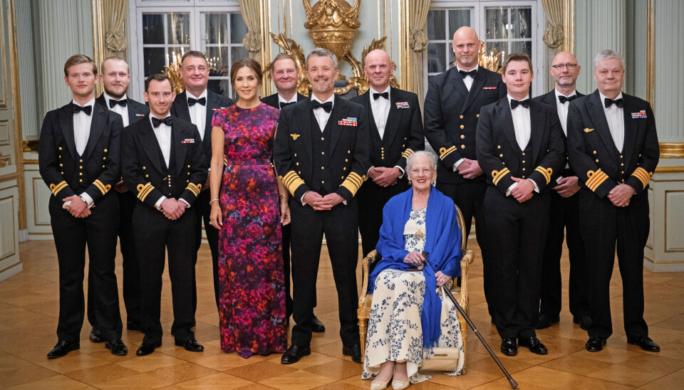 De tre majestæter sammen med kongeskibets officerer.