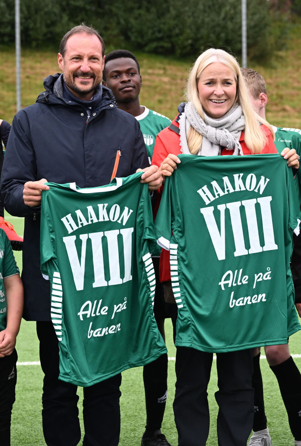 På Oya Sportspark i Mavik fik Haakon og Mette-Marit hver en fodboldtrøje.