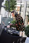 DJ'en Jonas Vesti sørgede for sprøde toner under hyggesnakken i Orangeriet, og ude i gården stod en pølsevogn og vogne med streetfood og limonade til atleterne.