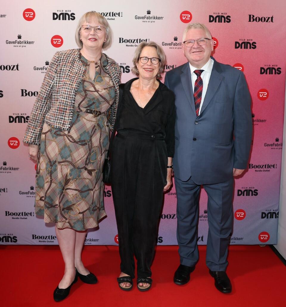 Rachels forældre, Lars Ellebye og Theresia Treschow-Kühl, ankommer til 'Vild med dans' fredag den 20. september sammen med en veninde.