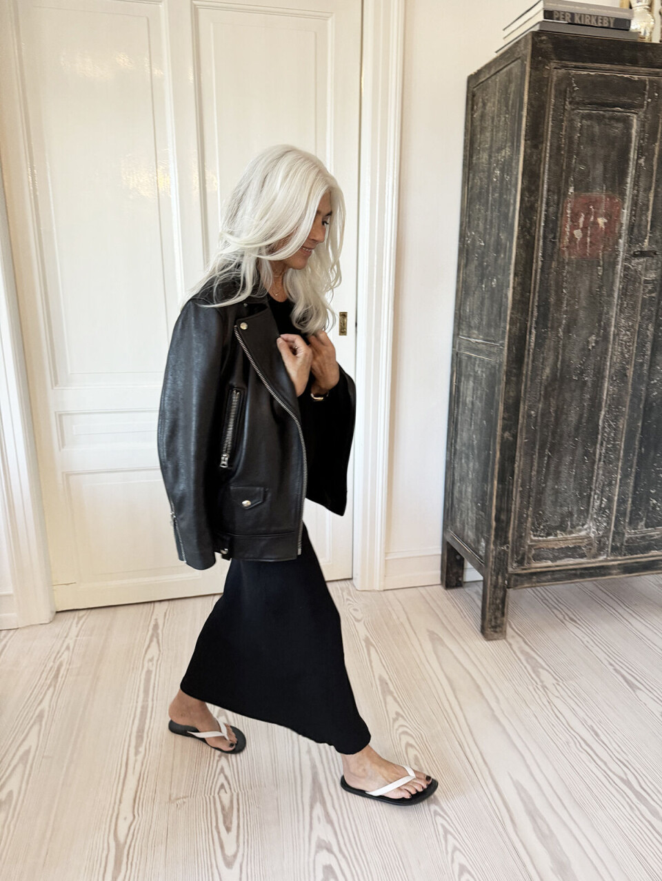 Læderjakke fra Acne Studios, kjole og sandaler fra The Row.