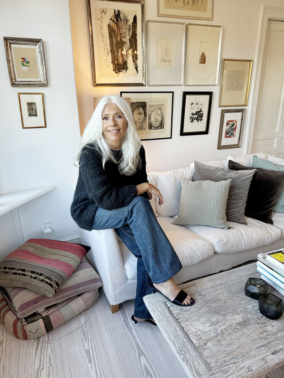 Strik og sandaler fra The Row og jeans fra Celine.