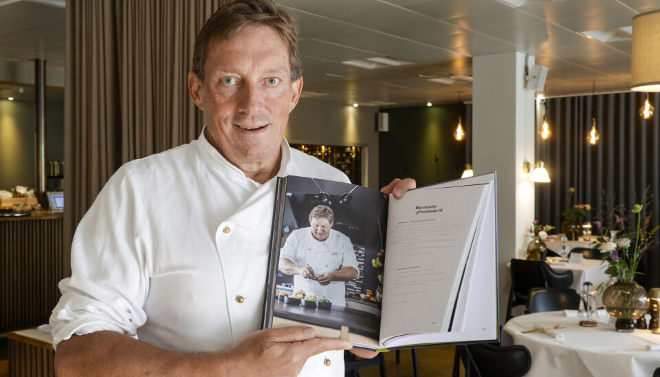 Jesper bliver tydeligt rørt, da han viser Jesper på 145 kilo i sin smørrebrødskogebog. – Det er jo fuldstændigt sindssygt, at jeg bare lod det stå til. Nu har jeg fået 20 år mere at leve i efter et års indsats.