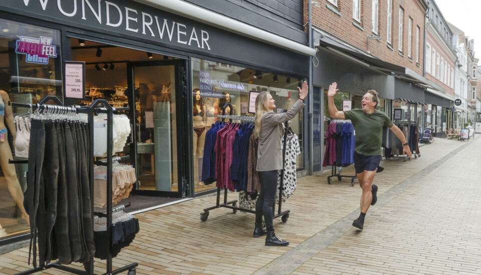 Hele Silkeborg hepper på Jespers vægttab, når han løber gennem byen. Især Liselotte Møller Christoffersen fra lingeributikken Wunderwear. – Jeg har selv været en stor pige på 130 kg, så jeg ved, hvad Jesper har været igennem.