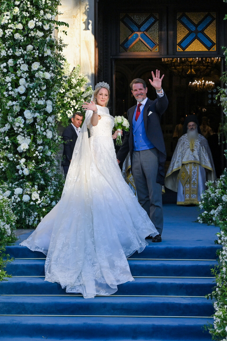 Prinsesse Theodora blev ført op af sin storebror, kronprins Pavlos.