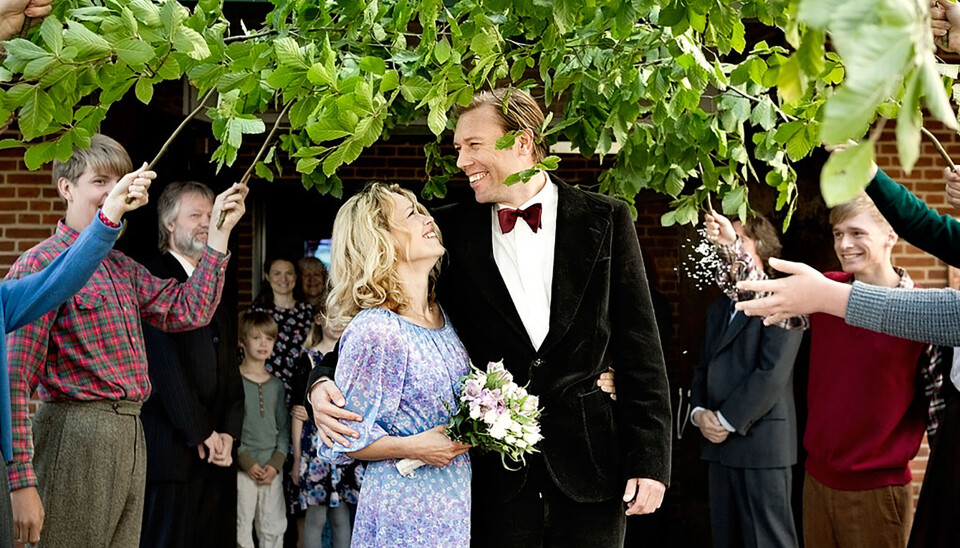 I filmen ”Sorg og glæde” er det Helle Fagralid og Jakob Cedergren, som spiller Marianne og Nils, og Helle havde Mariannes brudekjole på.