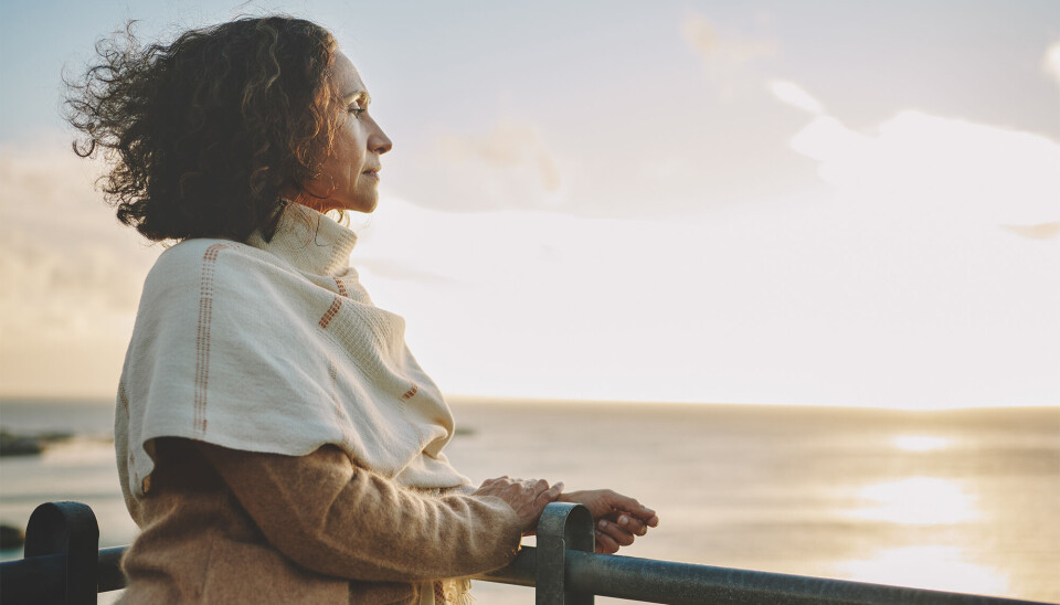 Kvinde kigger ud over havet