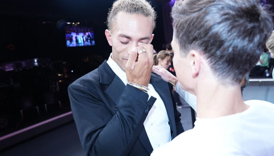 Victor Gairy Aasmul trøstes af dansekammeraten Rasmus Staghøj til 'Vild med dans' 2024.