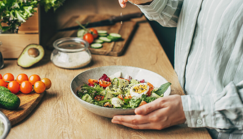 Kvinde forbereder en salat
