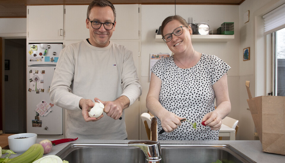 Catharina og Mads Hansen har ændret livsstil til antiinflamatorisk kost og faste. Det har givet vægttab og masser af energi. Her står de ved køkkenvasken og skræller grøntsager.