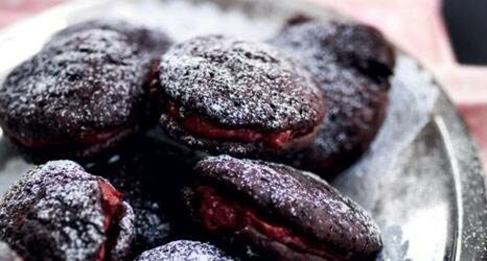 Chokolade whoopies med hindbær-nougatcreme