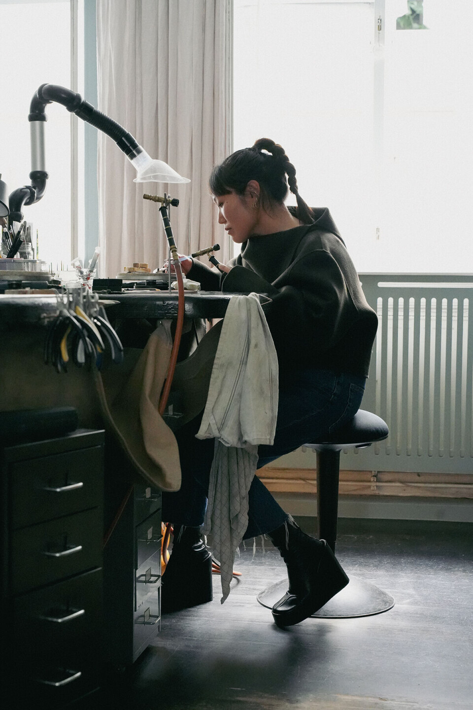 “Jeg ser mig selv som lige dele håndværker og designer,” siger Sara Jin Mi om sit arbejde som guldsmed