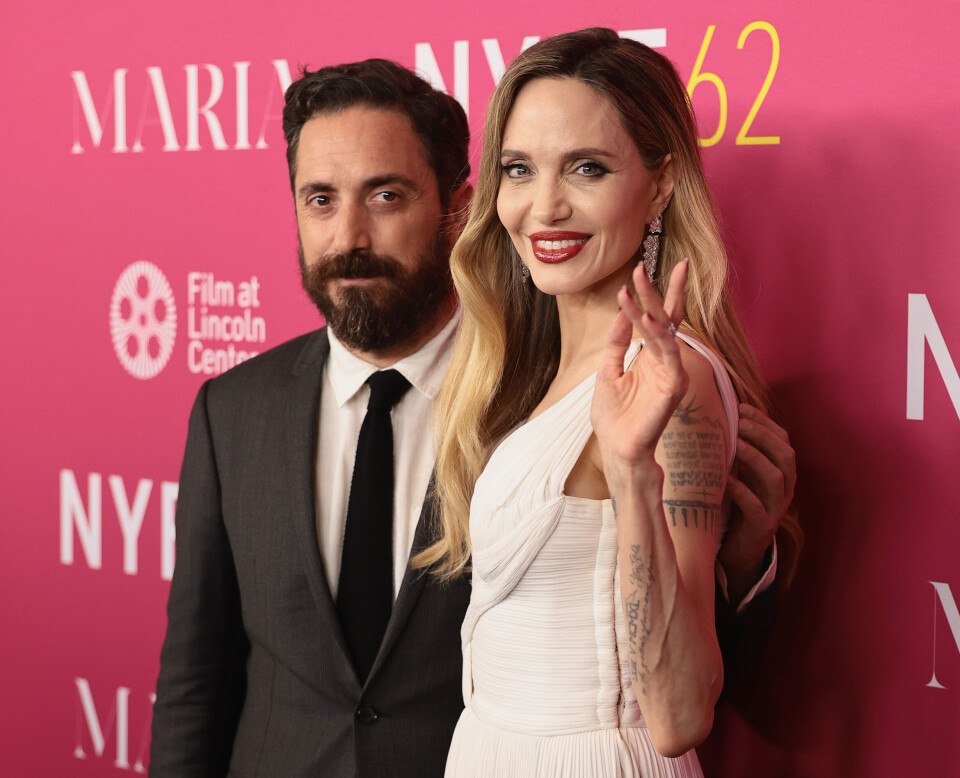 Angelina Jolie med instruktøren Pablo Larraín til premieren på 'Maria' i New York