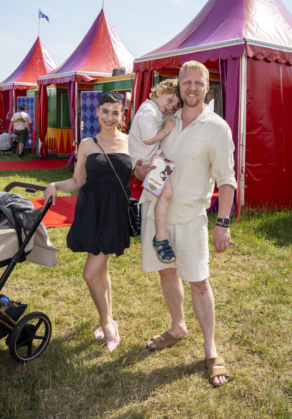 Pelle Emil Hebsgaard med Zacharias på armen og Claudia Rex med Aurora i barnevognen