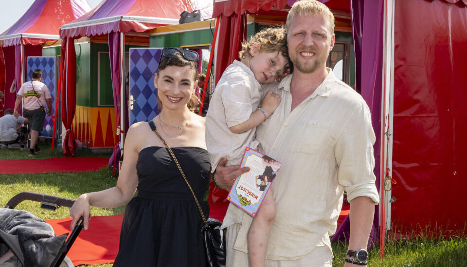 Pelle Emil Hebsgaard med Zacharias på armen og Claudia Rex med Aurora i barnevognen