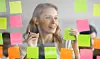Kvinde med mange post-its