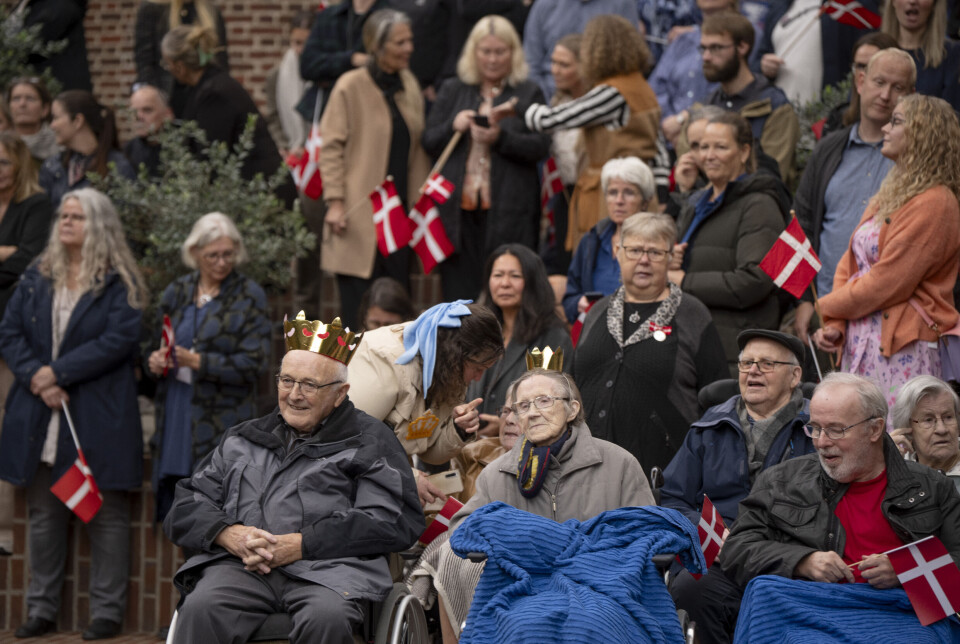 104-årige Kirsten Bak Petersen fik et håndtryk af dronningen. – Jeg sagde, jeg er meget stolt af at hilse på hende. Og så sagde hun, at det var det samme for hende, fortalte Kirsten, der ses i midten med det blå tæppe, bagefter til TV 2 Midtvest.