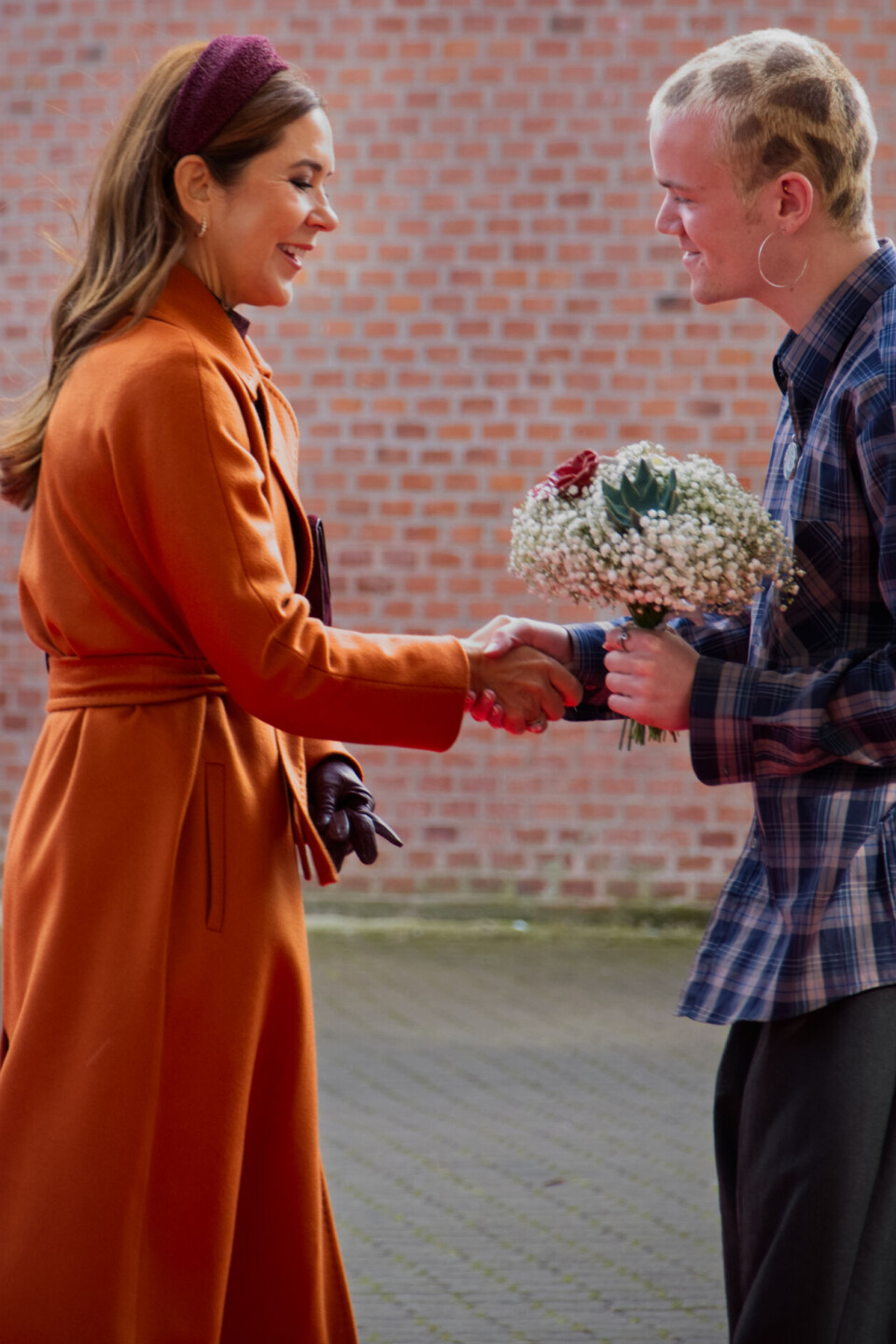 Emil Nordentoft Møller, der har fået ny frisure, siden ”Bagedysten” blev optaget, overrakte Mary sine flotte keramikblomster.