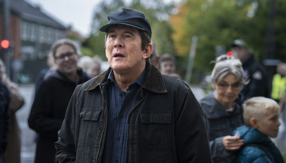 Asfaltarbejderen Holger (Thomas Bo Larsen) er Fannys storebror og familiens sorte får.