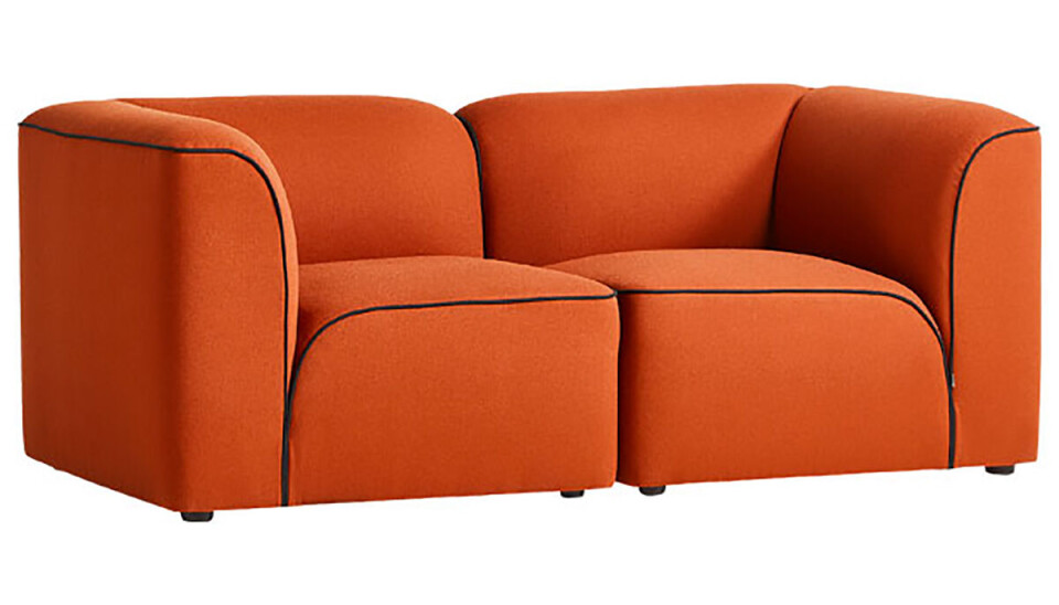 En sofa i en kraftig orange farve, og med 'former'.