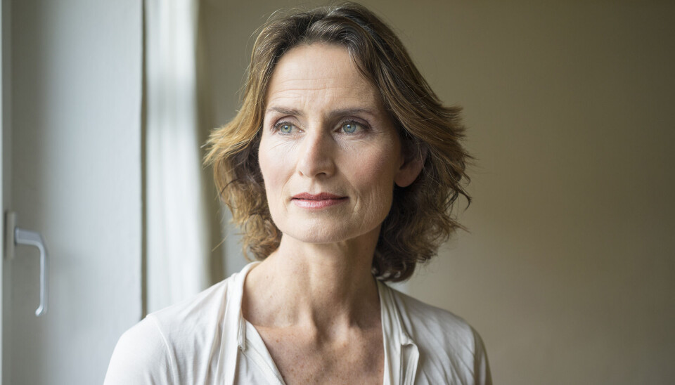 Billede 1 - Et portræt af en kvinde, med lysebrunt hår. Hun er i 50'erne, og har en hvid trøje på.