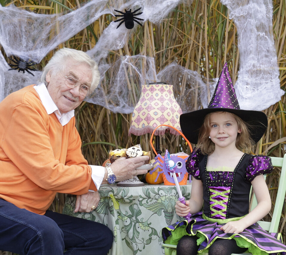 Ude på gårdspladen i den gamle købmandsgård er der festlig halloweenstemning, og Richard Ragnvald slæber gerne tunge græskar for at gøre Jasmin glad. – Vi skal skære dem ud og have lys i, afslører Jasmin.