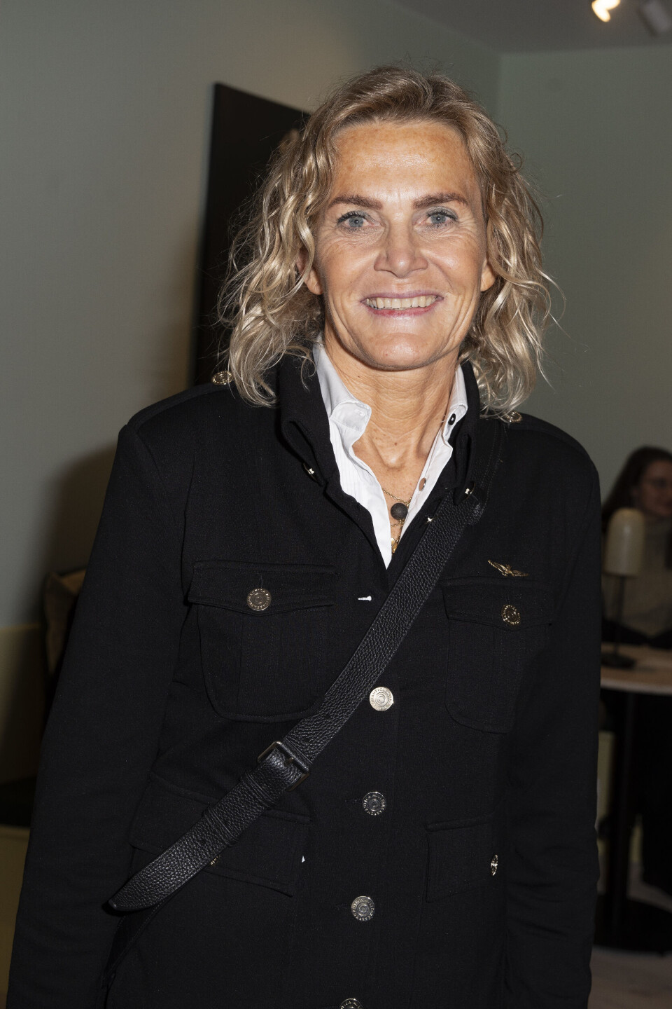 Tv-lægen Charlotte Bøving, 57, der havde formidlet kontakten mellem Salomonsen og Brinch, sørgede for, at der kom 70.000 kroner i kassen ved salg af kunsttryk af maleriet. Pengene går til blandt andre Gadens Børn og Børnecancerfonden, som hun også støttede ved sit eget arrangement, Kvindeforum i Varde, dagen før.