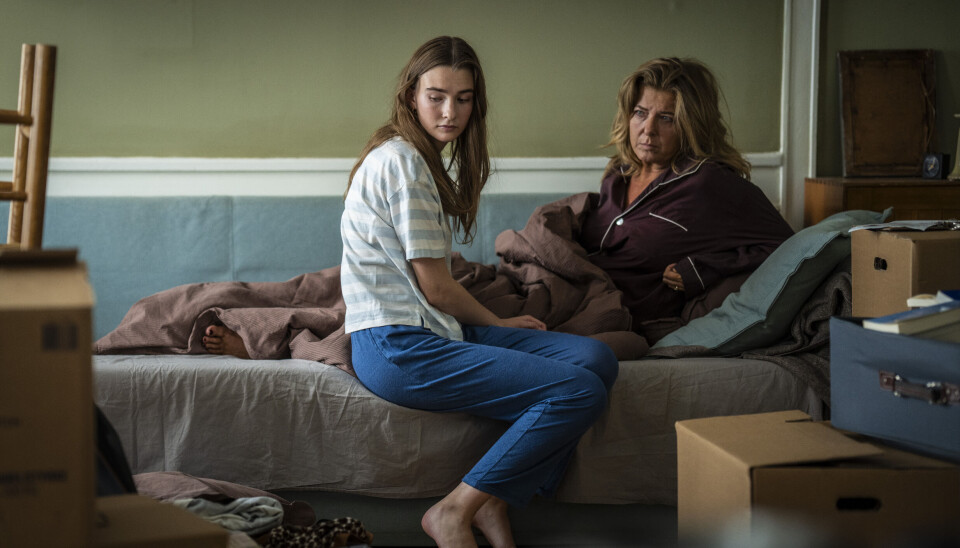 Paprika sammen med Amaryllis August, 21, der spiller datteren, Laura., i tv-serien 'Familier som vores' på TV 2.