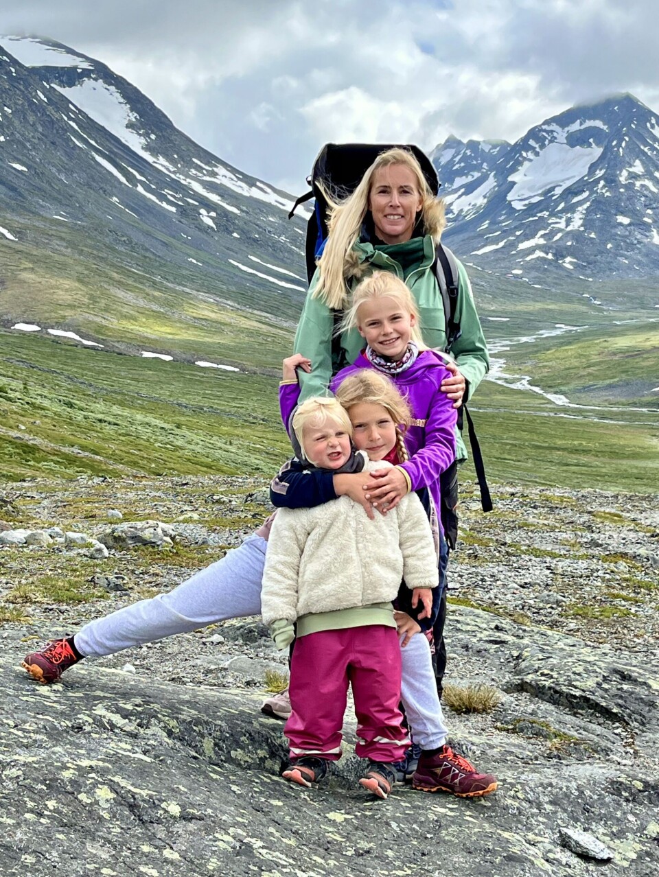 – Hele min familie elsker fjelde, sne og ski både i Norge og på Island. Jeg drømmer om også at vise dem Grønland, siger Anika, her med sine døtre.