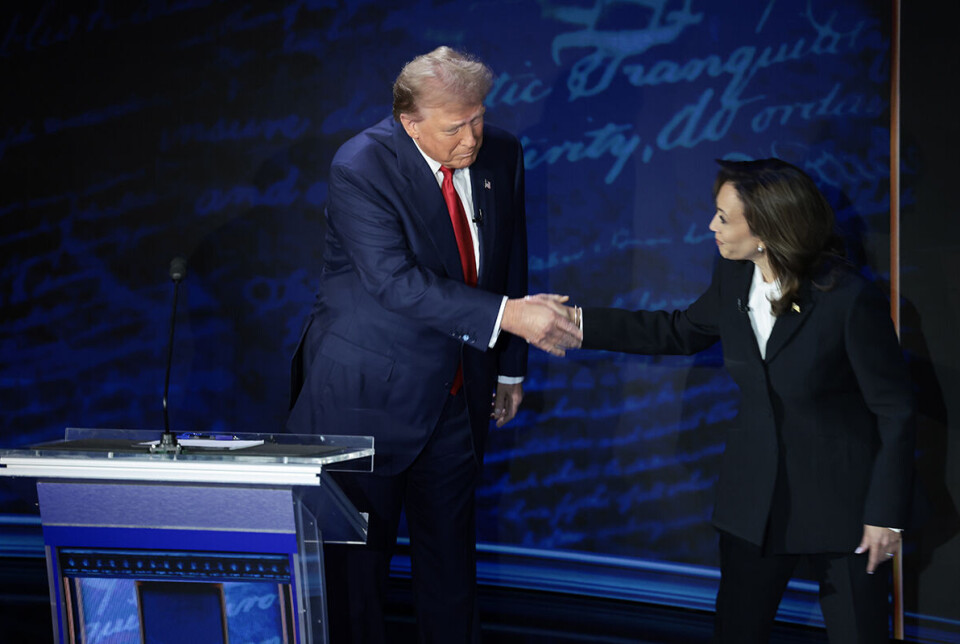 Kamala Harris og Donald Trump har kun mødtes til debat én gang i løbet af valgkampen. Her blev det bemærket, hvordan Harris fra begyndelsen tog styring ved at gå direkte over til Trump og præsenterede sig. Det var det første håndtryk i en præsident-debat i otte år.
Debatten afslørede også, at Harris har en anden taktik end Obama’ernes ”when they go low, we go high”. Hun var ikke bleg for at sætte nogle dybe, personlige stød ind og gjorde for eksempel grin med størrelsen på Trumps rallies: ”Folk forlader dem hurtigt på grund af udmattelse og kedsomhed”. Og da Trump talte om, at immigranter spiser folks kæledyr i Springfield, Ohio, var hendes svar ”Talk about extreme”.
