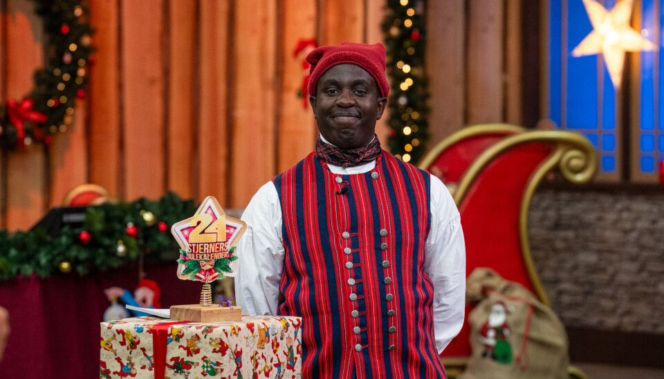 Melvin Kakooza er vært på ny stjernespækket reality-julekalender.