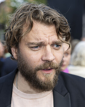 Efter kritikstorm: Nu giver Pilou Asbæk status på politianmeldelse