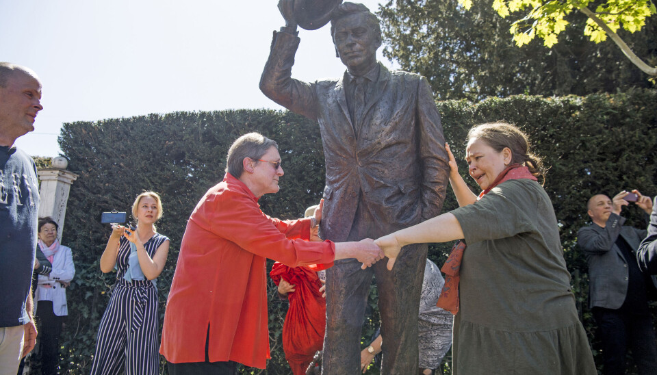 Døtrene var i 2018 med til at afsløre statuen af deres far på Allegadé på Frederiksberg.