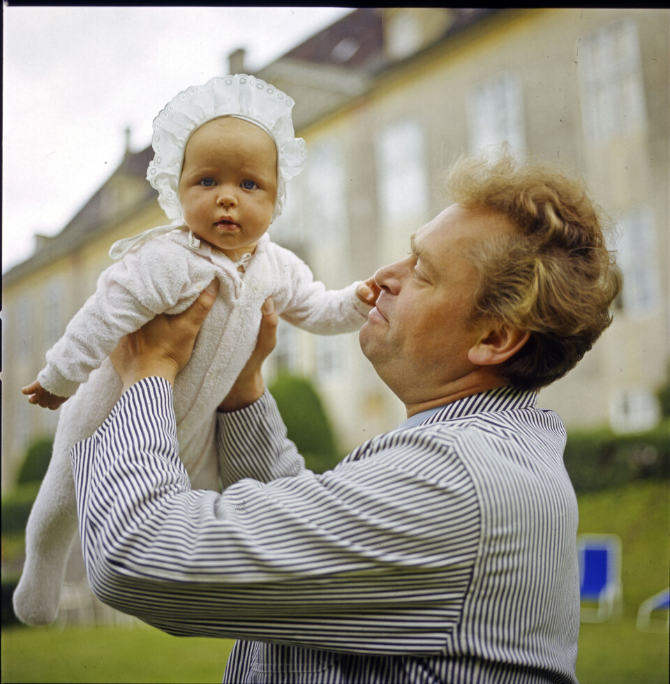 En stolt far løfter Josefine ud af barnevognen i 1966.