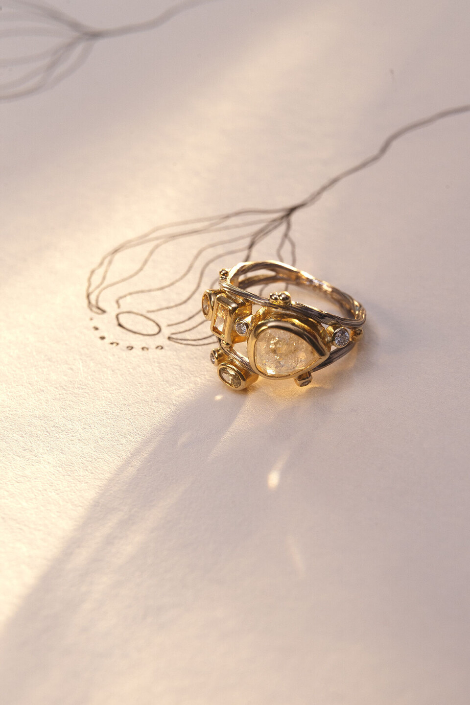 Den dråbeformede diamant var en vigtig
detalje i dette smykke, for det var den form, kunden Camma kunne huske fra de familiesmykker, der var forsvundet.