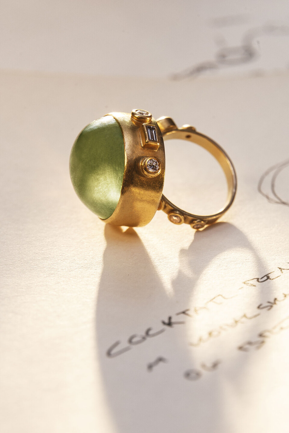 Denne ring skulle være en spektakulær gave til kunden selv med en stor grøn beryl i, for det havde hun fortjent.
