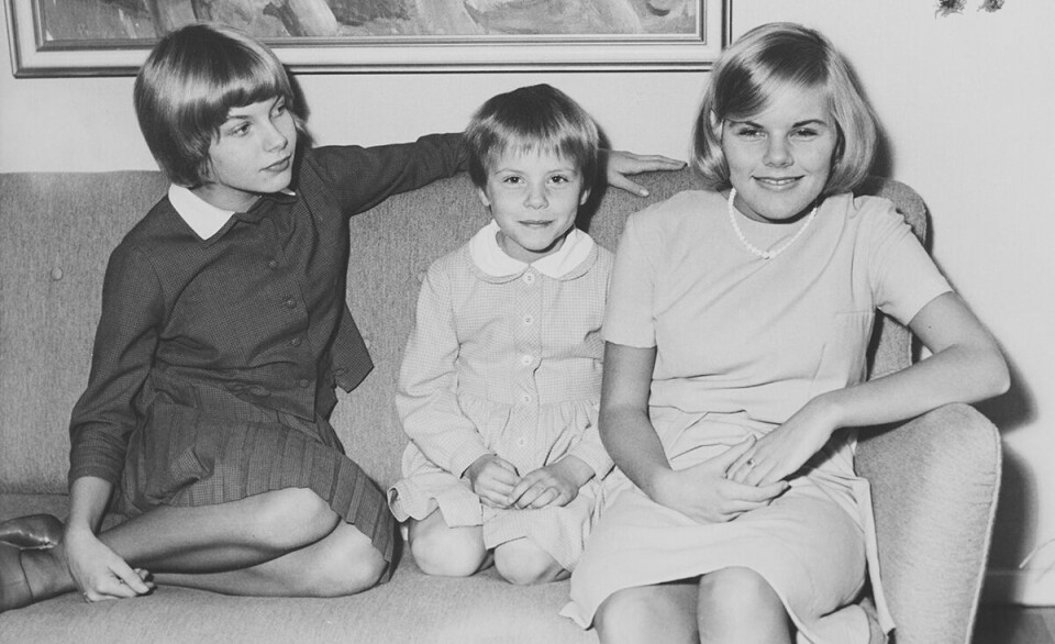 Efternøleren Mette med sine to søstre i 1964. Mette var ikke glad for sit korte hår, og så var hun overbevist om, at hun aldrig ville blive lige så smuk som sine ”fine og spinkle søstre”.