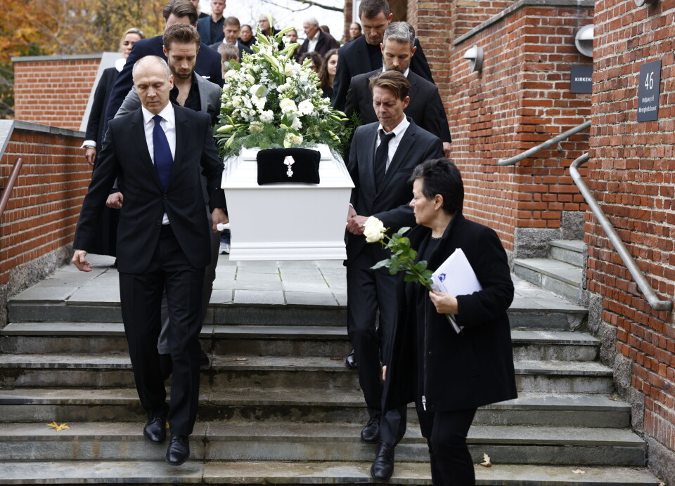 Jonas Pilgaard, Rasmus Gierding Santora, Mads Christian Nymark Pilgaard, Andreas Bjelland, Niels Justesen og Christian Pilgaard bar den smukke kiste ud til rustvognen.