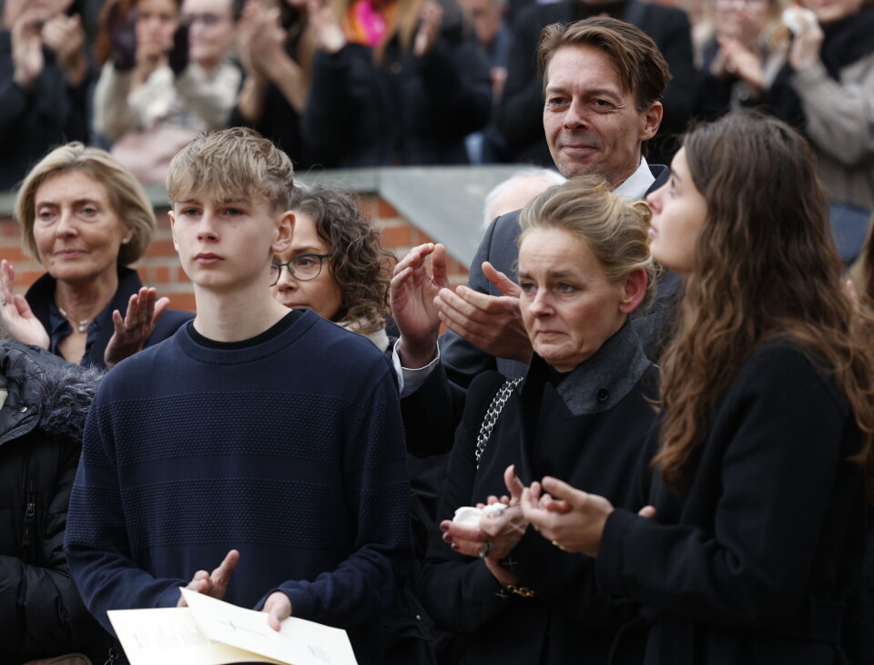 Traditionen tro, når en scenekunstner dør, klapper forsamlingen klapper idet kisten køres væk.