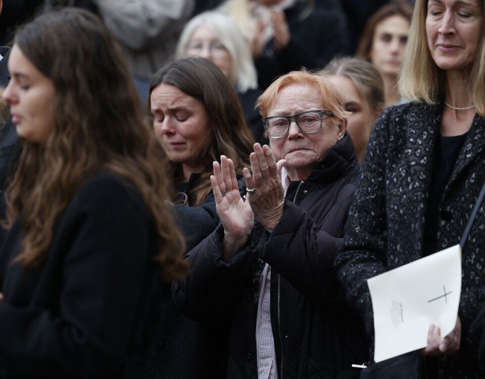 Lisbet Dahl klapper med resten af forsamlingen.