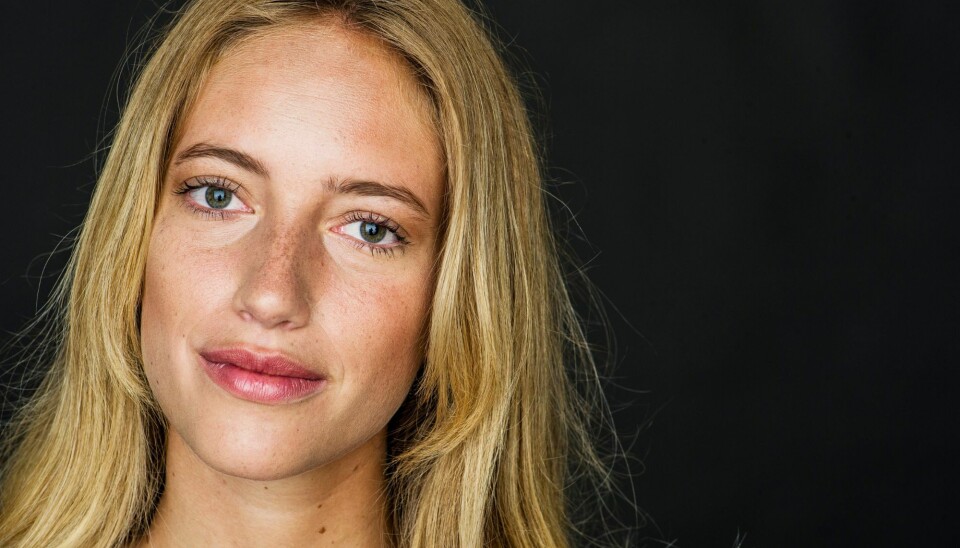 Kvinde kigger i kamera