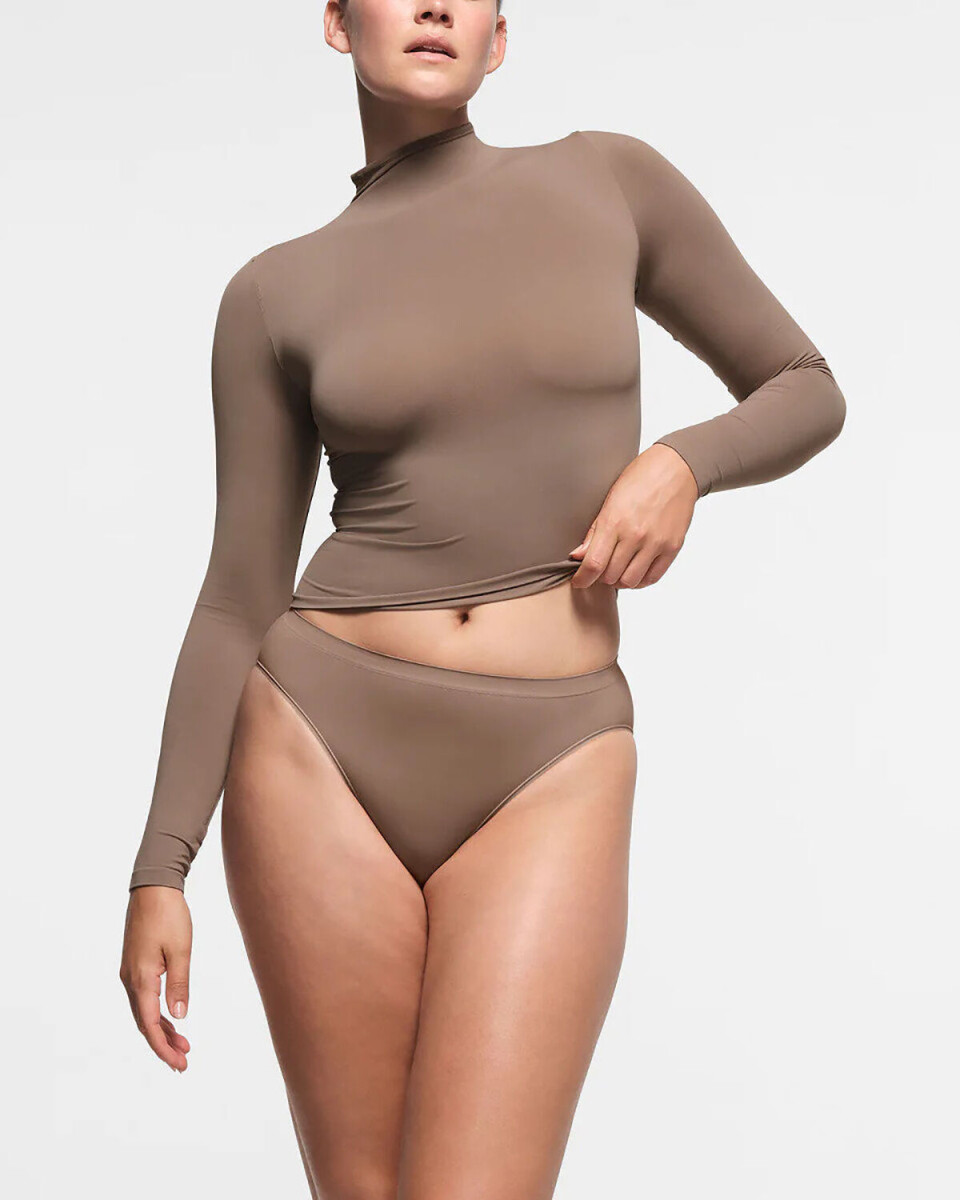 Trusser, 159 kr., og turtleneck, 515 kr. Fra Skims.