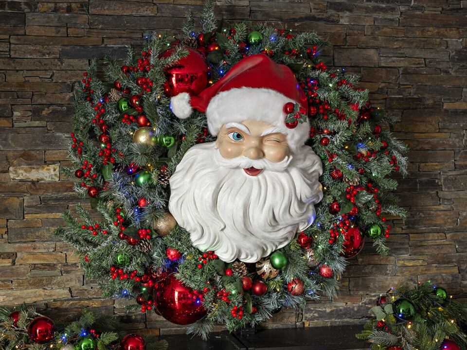 En blinkende amerikansk julemand pryder endevæggen i familien Nørby Frederiksens stue.