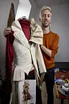 Niklas har tegnet og syet sine Cosplay-kostumer selv siden 2012, hvor han første gang var med til en konvention i Danmark. Hans største projekt er det, han arbejder på nu. Det 8.000 kroner dyre kostume, som han skal bære og konkurrere med, er en karakter fra et spil.