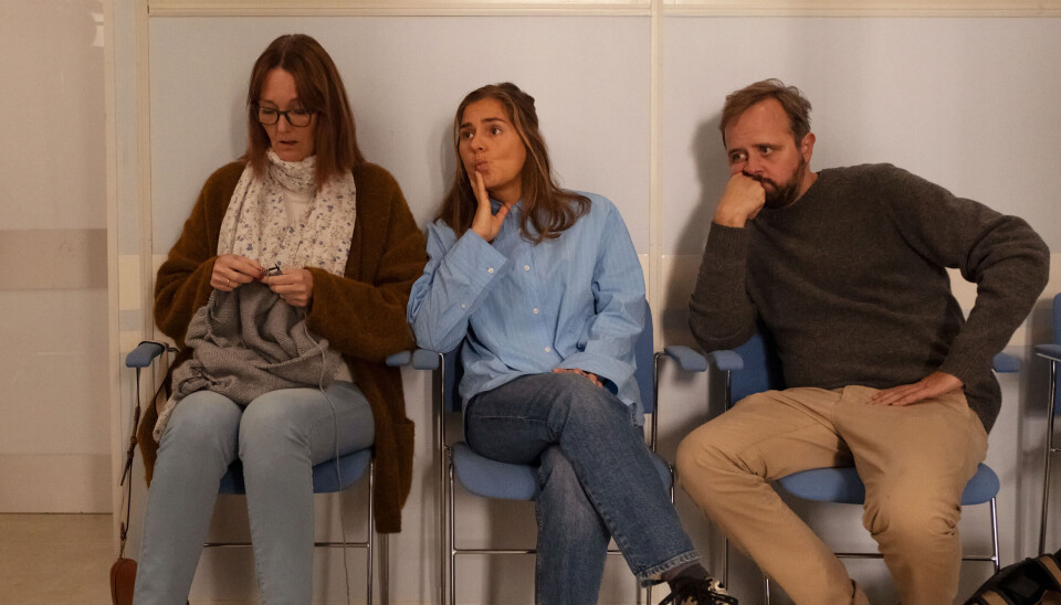Ditte Hansen spiller den sjove og snakkesalige mormor Sanne. Her ses hun i selskab med Stephania Potalivo og Magnus Millang.