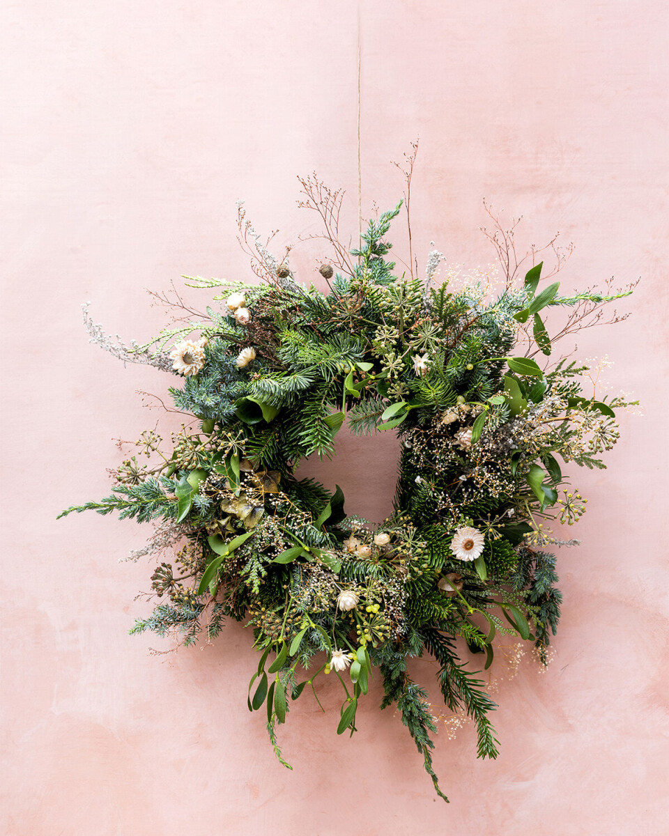 Tip: Vend tuja og gran med bagsiden forrest, da de her har et let hvidligt skær, der giver kransen et mere vinterligt look.