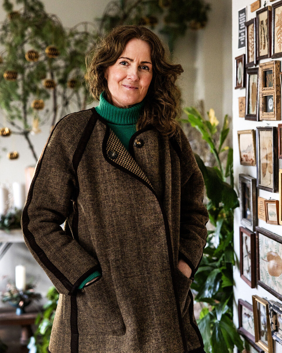 Anita Lindberg er blomsterdekoratør og indehaver af blomsterbutikken Wildflowers, og hun har over 30 års erfaring som blomsterdesigner og boligstylist. Hun tror på, at vi kommer til at hælde mere og mere til det nære både i vores liv og i vores julepynt.