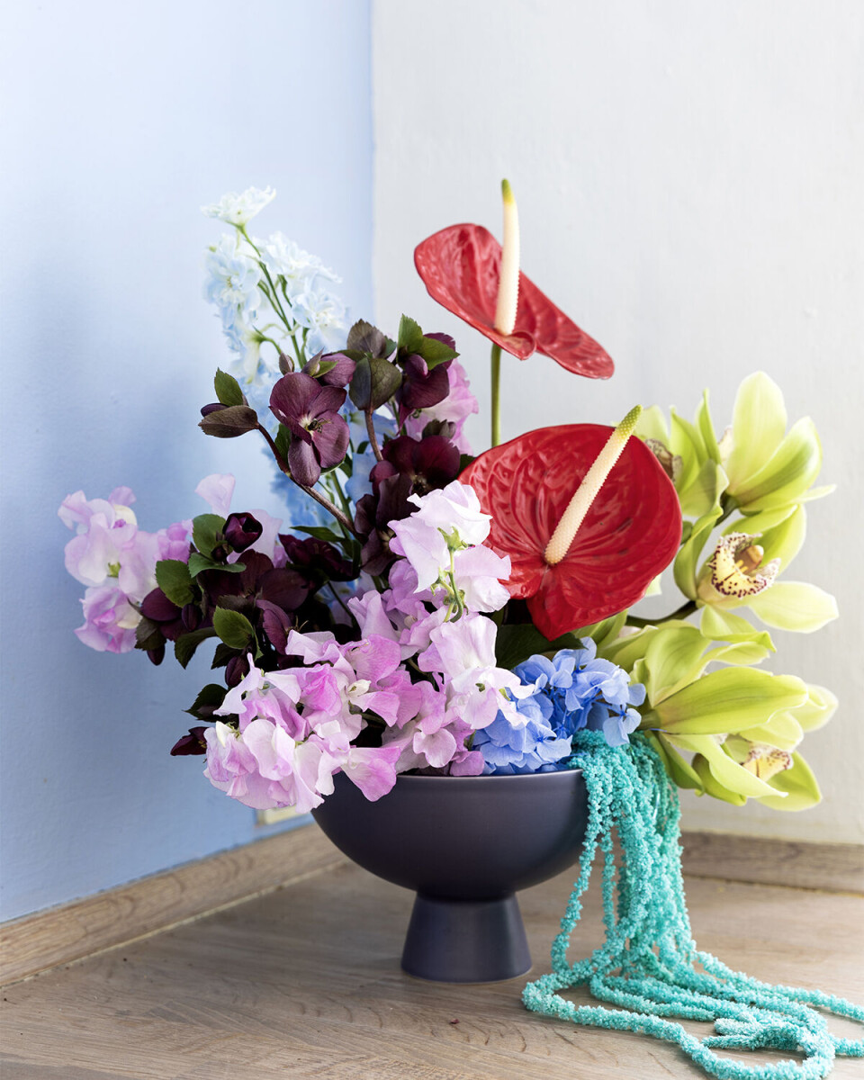 Hos Anne-Katrine behøver krans og juledekoration ikke at matche, for juletiden skal bare være hyggelig og afslappet for både børn og voksne. Juledekorationen i skålen fra Raawii er lavet med julerose, hortensia, ærteblomst, lathyrus, farvede amarants, orkideer, anthurium og delfinium, som er stukket i oasis.
