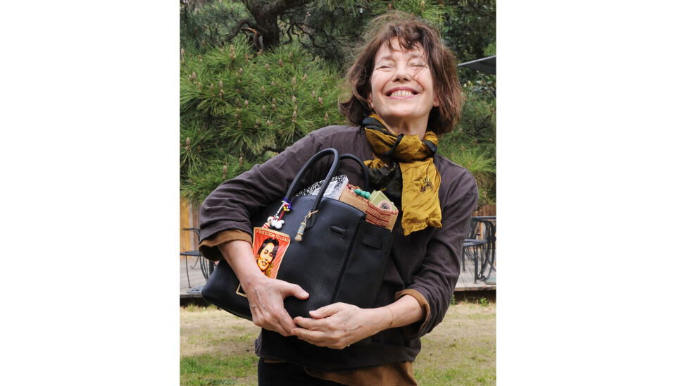 Jane Birkin med sin Hérmes Birkin taske, der altid var overstoppet med ting og charms.